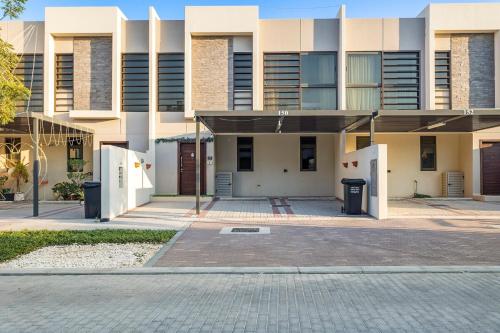 Fachada o entrada de Luxurious 3-Bedroom Villa with Private Garden