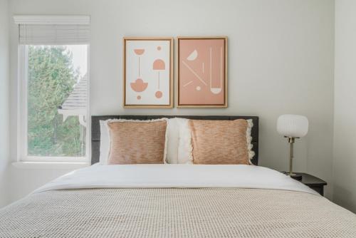 una camera da letto con un letto e due quadri sul muro di Blueground Issaquah balcony wd parking SEA-759 a Seattle