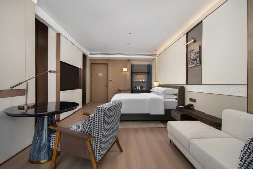 Кровать или кровати в номере Wyndham Garden Urumqi Innovation Square