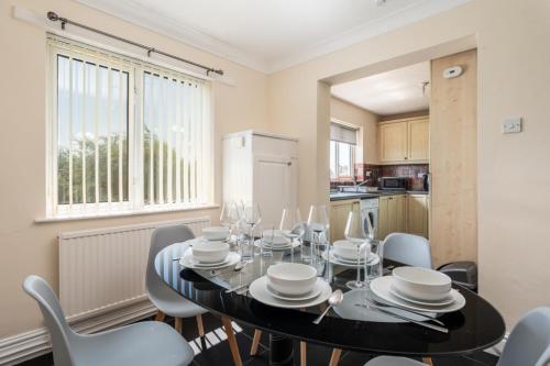 Η κουζίνα ή μικρή κουζίνα στο Group Stay Sleeps 8 Speke