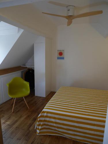 Un pat sau paturi într-o cameră la Maison typique