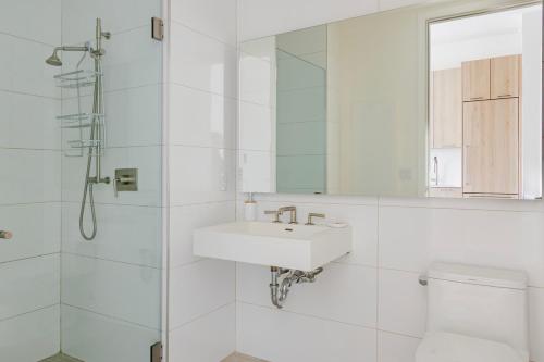 Koupelna v ubytování Blueground Clinton Hill rooftop pool nr Fort Greene Park NYC-1907