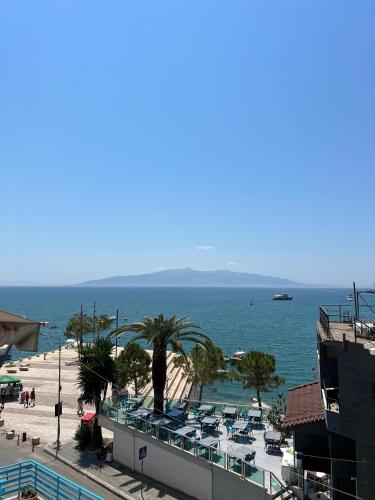 - Vistas a una playa con sillas y al océano en M & A apartment, en Sarandë