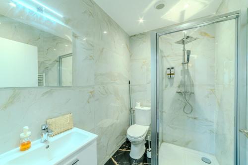 Ένα μπάνιο στο Orchidée Parking & Clim - Roanne centre-ville