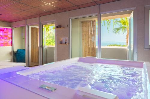 的里雅斯特Hotel Miramare - Adults Only con Private Spa的海景客房内的浴缸