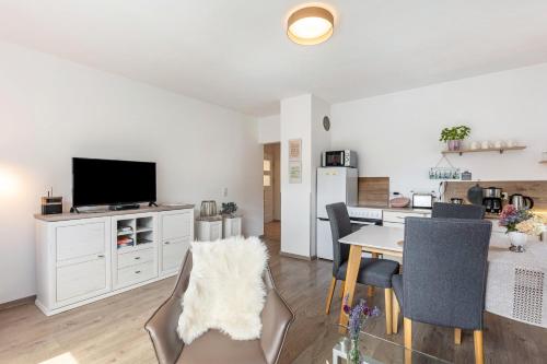 a living room with a kitchen and a dining room at Ferienwohnung Sonnenblick und Relax in Nieder-Röhre