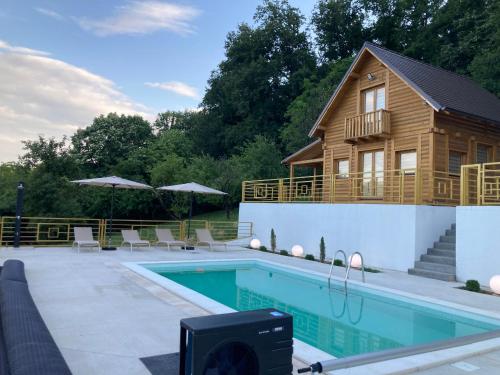 Πισίνα στο ή κοντά στο Fruškogorske Vile Lončar