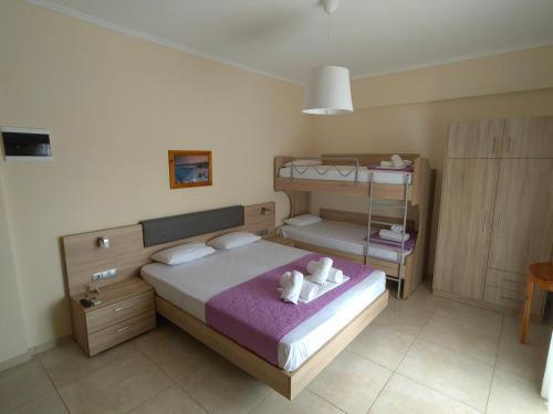 a bedroom with a bed with two white towels at Sartoupoli in Sarti