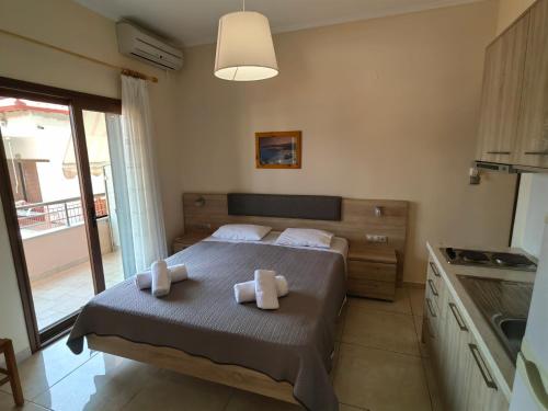 a bedroom with a bed with two towels on it at Sartoupoli in Sarti