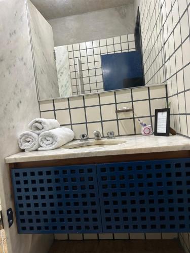un baño con lavabo y espejo en Pitaya Suítes, en Cunha