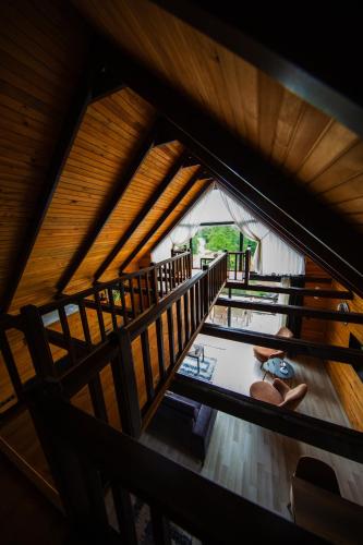 una vista sul soffitto di una scala in una casa di Alnada Resort a Düzköy