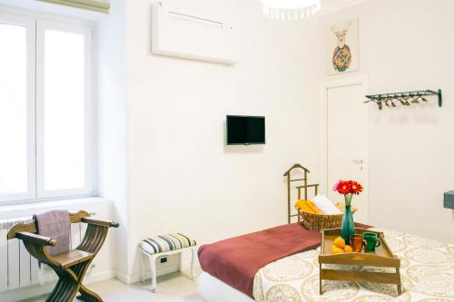ローマにあるFestina Lenteのベッドルーム1室(ベッド1台、テーブル、椅子付)