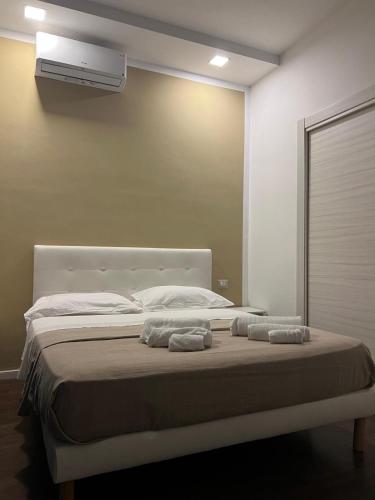 a bedroom with a bed with two towels on it at B&B La Dolce Vita in Campomarino