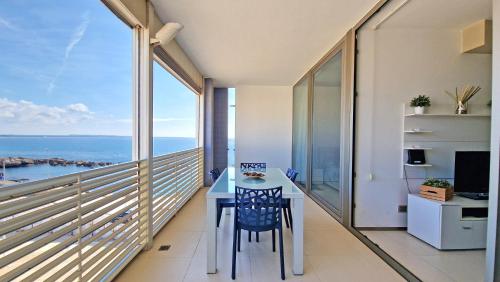 un balcone con tavolo e vista sull'oceano di Suite Gallipoli con vista mare da 4 posti e wifi a Gallipoli