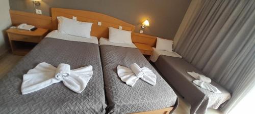 Ένα ή περισσότερα κρεβάτια σε δωμάτιο στο Hotel Serenity Tolo