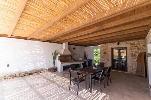 Kawasan patio atau luaran di Villa Manios