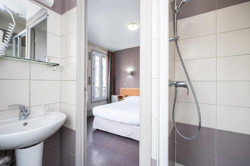 une salle de bain avec une douche et un lavabo et un lit dans l'établissement Bonséjour Montmartre, à Paris