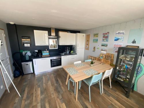 eine Küche mit Tisch und Stühlen in einem Zimmer in der Unterkunft Petite maison de campagne in Sainte-Croix-sur-Mer