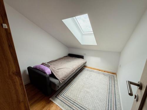 JakovoにあるOaza Apartmani Jakovo DIONISのベッドと窓のある小さな部屋