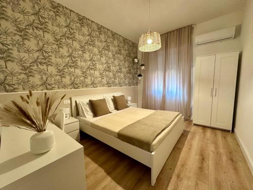 a bedroom with a bed and a potted plant at Domoi Property Apartment in Pisa
