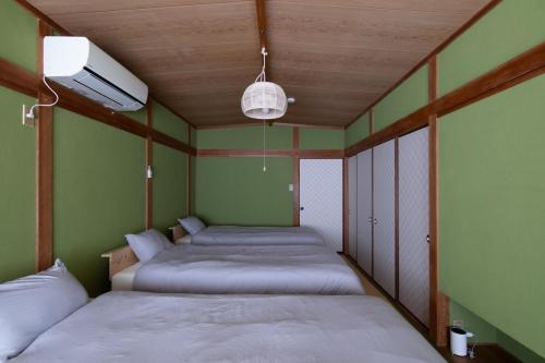 Postel nebo postele na pokoji v ubytování 一棟貸し民宿 川湯の家