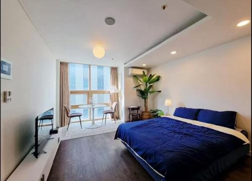 ソウルにあるCasa Lilyのベッドと机とテーブルのある寝室