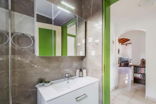 un baño con lavabo y espejo en Villa Angelina, en Afantou