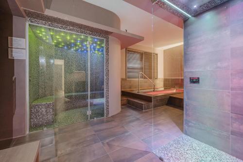 bagno con cabina doccia e vasca di Ninfea Platinum Caorle 3 a Caorle
