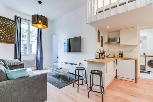 une cuisine et un salon avec un canapé et une table dans l'établissement Nice Apt In Nation !, à Paris