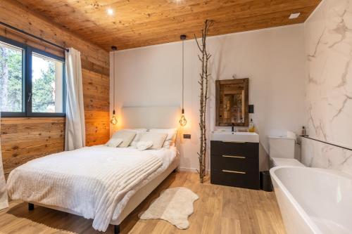 Ένα ή περισσότερα κρεβάτια σε δωμάτιο στο Le Chalet Écureuil et Marmotte