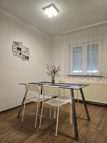 a dining room with a table and chairs at Holiday Home Pampas in Slavonski Brod