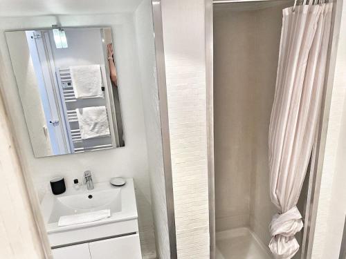 Ένα μπάνιο στο La Treille By La Familia