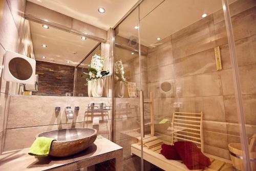 a bathroom with a sink and a shower at Chang Haus in Rieden