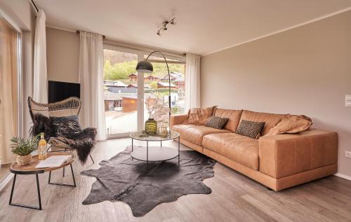 een woonkamer met een bank en een tafel bij Ferienwohnung Mila OG in Rieden