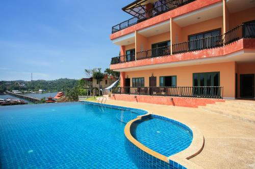 Bazén v ubytování Samprasob Resort nebo v jeho okolí