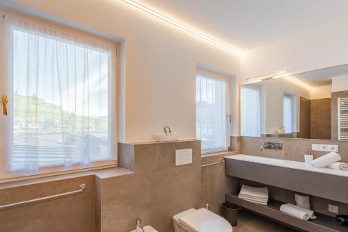 カルダーロにあるGarni Hotel Sonnleitenhofの洗面台と鏡のあるバスルーム