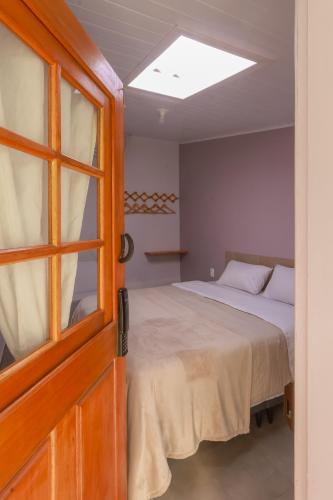 a bedroom with a bed and a window at Hotel e hospedagem Alma de Campo in Rio Rufino