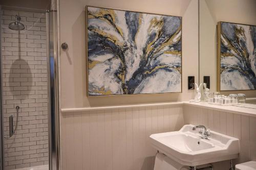 bagno con lavandino, servizi igienici e quadro di Ballyroe Lodge a Tralee