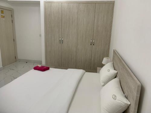 Ein Bett oder Betten in einem Zimmer der Unterkunft Luluat Alshaati