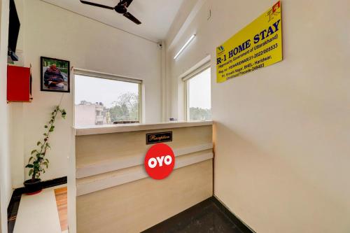 TV a/nebo společenská místnost v ubytování HOTEL O R1 HOME STAY Jwalapur Railway Station