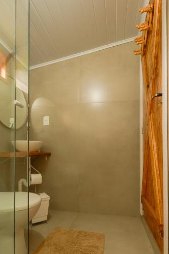 a bathroom with a glass shower and a toilet at Hotel e hospedagem Alma de Campo in Rio Rufino
