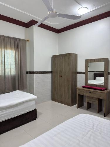 a bedroom with two beds and a mirror at سحاب الأندلس للشقق المخدومة 1 أملج Sahab Al Andalus for Served Apartments in Umm Lujj
