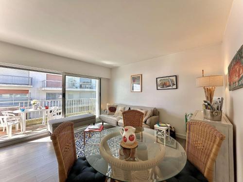 un salon avec une table en verre et des chaises dans l'établissement Appartement 3 pièces à La Baule, 4 personnes, proche plage - FR-1-245-62, à La Baule