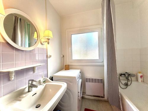 une salle de bain avec un lavabo, des toilettes et un miroir dans l'établissement Appartement 3 pièces à La Baule, 4 personnes, proche plage - FR-1-245-62, à La Baule