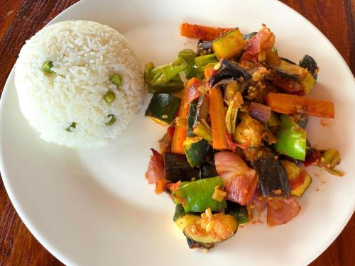 Comida en o cerca de este hotel