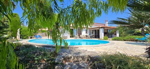 une piscine dans l'arrière-cour d'une maison dans l'établissement Villa de charme, vue sur mer, à Biot