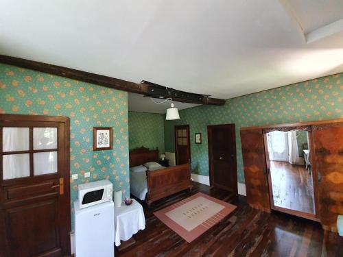 a room with a bedroom with green walls and a bed at Chambre - Maison de Maître du XVIIè in Saint-Pé-de-Bigorre