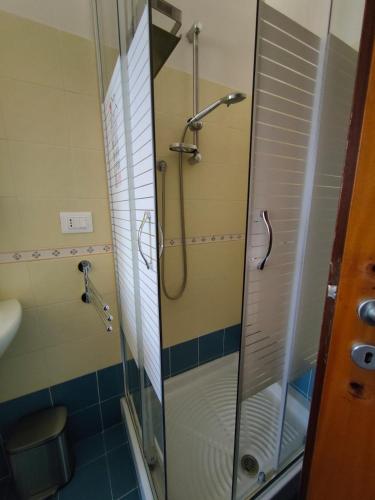 a shower with a glass door in a bathroom at Hyria Intero Appartamento in centro città in Avellino