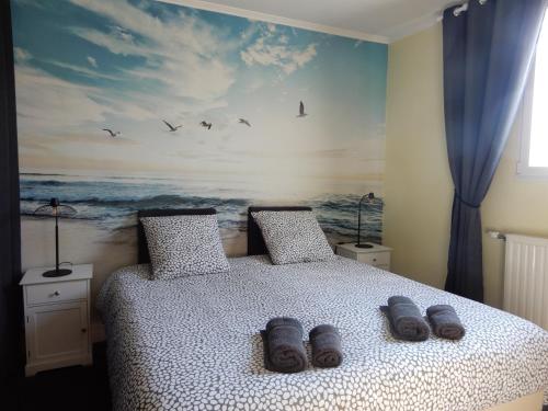 CAPRICES ENSOLEILLES 1 a 4 personnes 300 m plage avec vue 2 chambres petit dejeuner en option