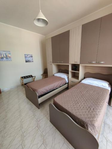 a room with two beds in a room at Hyria Intero Appartamento in centro città in Avellino